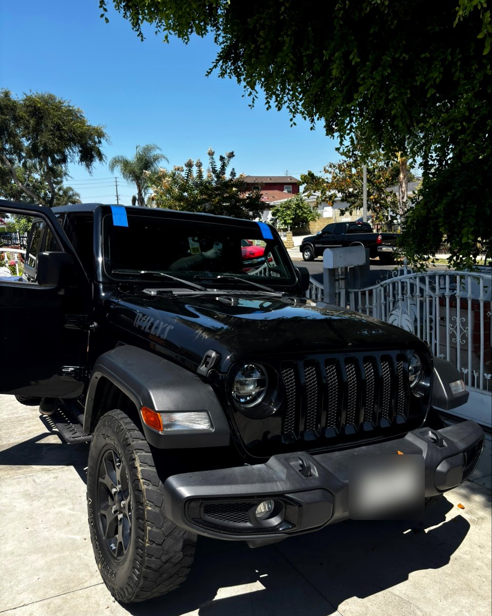 Windshield replacement on a Jeep Wrangler in Los Angeles