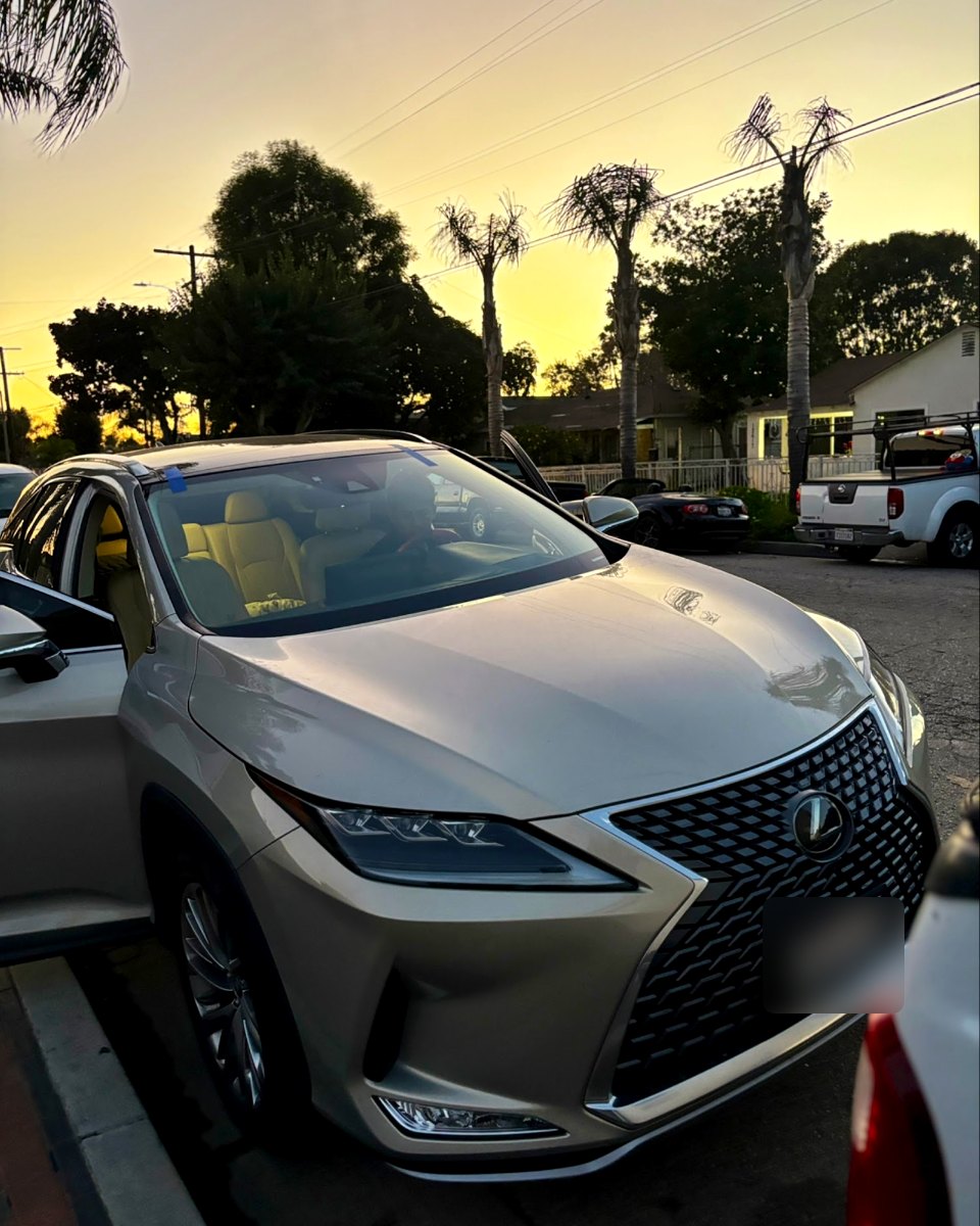 Windshield replacement on a Lexus RX in Los Angeles